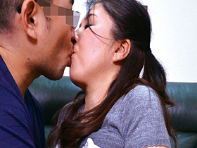 超スリルな状況で絶対にバレてはいけない！母×息子の危険なセックス４時間　サンプル画像04